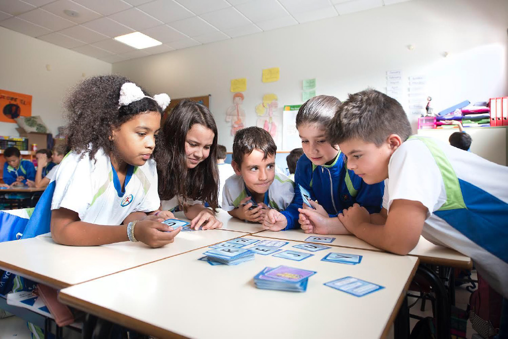 niños jugando en clase