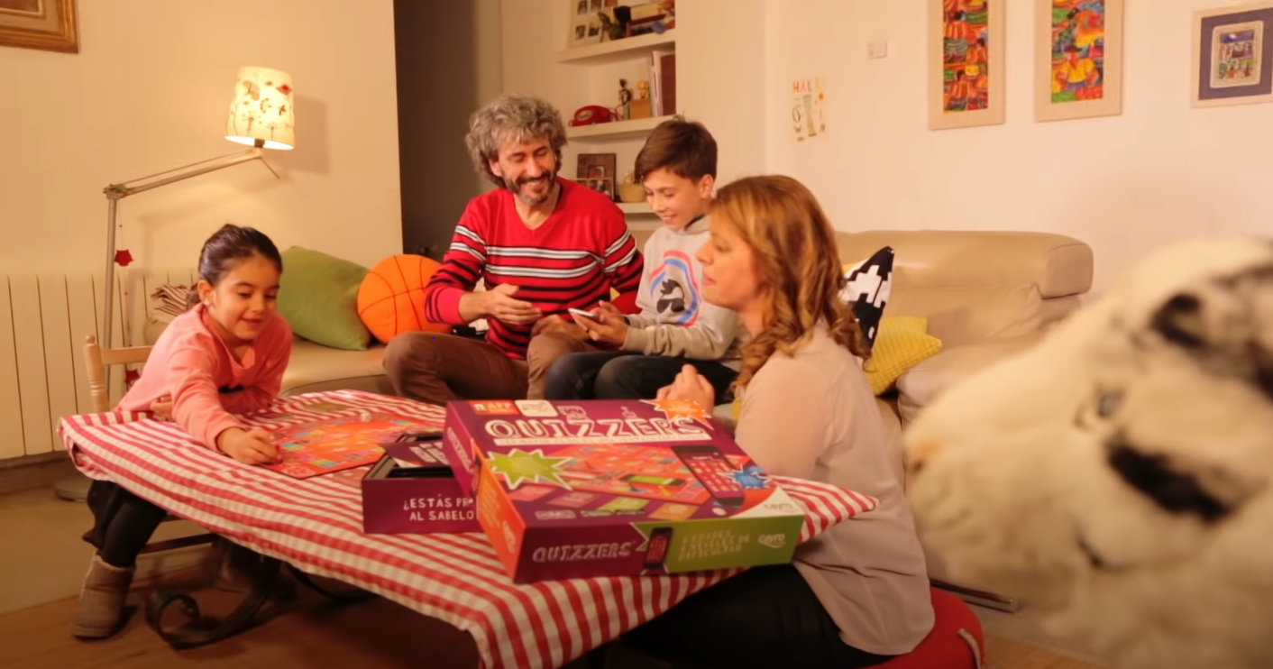 cayro familia jugando quizzers