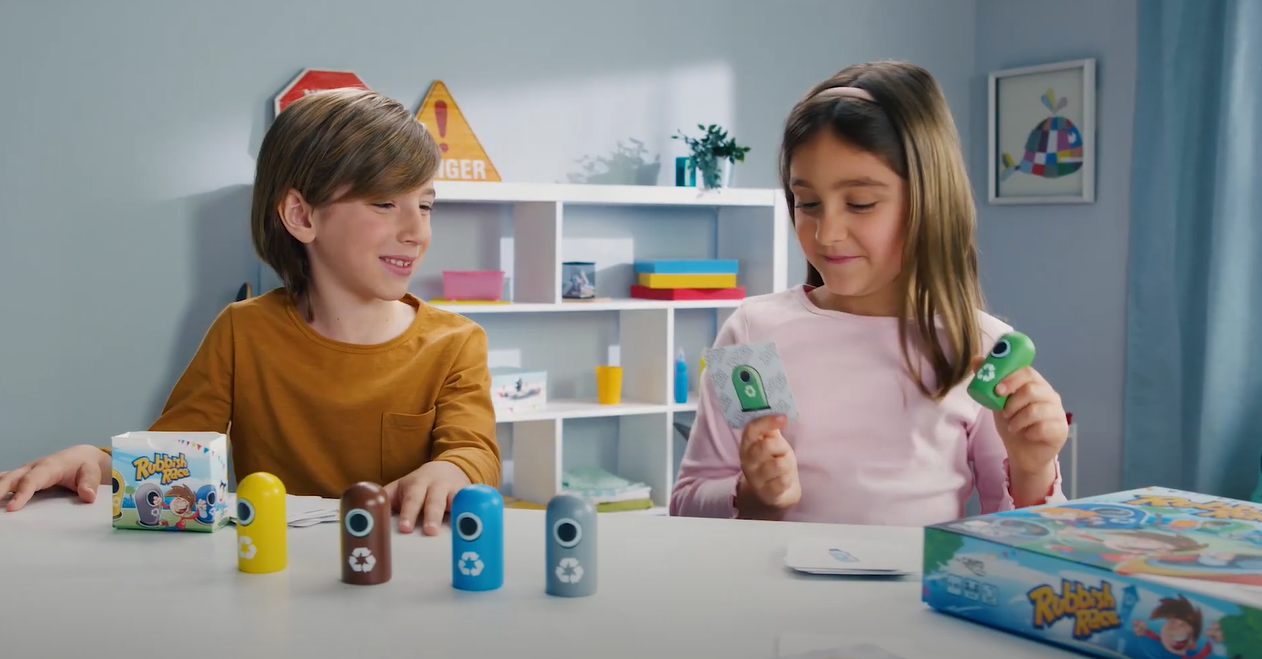 cayro niños jugando rubbish race